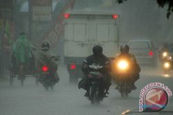 PRAKIRAAN CUACA: BMKG Prakirakan Hujan Lebat di Indonesia Tengah dan Timur