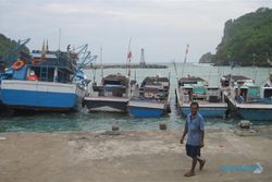 GELOMBANG TINGGI : Ombak Pantai Brumbun Hantam Perahu Nelayan Sadeng