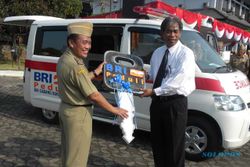  MOBIL AMBULANS: BRI Sukoharjo Sumbang Ambulans ke Pemkab
