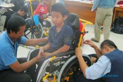 KURSI RODA: 10 Warga Penyandang Lumpuh Terima Bantuan Kursi Roda
