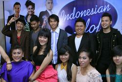 INDONESIAN IDOL 2012: DION Nyanyi Lagu Yang Sempat Dipopulerkan BENYAMIN SUEB. Trio A Juga Kasih Pujian