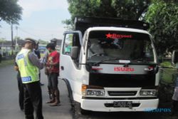 PENERTIBAN JALAN : Belasan Truk dan Bus Dirazia di Jl. Adi Soemarmo