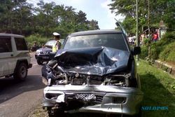  KIJANG VS MOBIL TRAVEL, 7 Orang Luka Berat dan Ringan