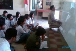SENGKETA LAHAN: Siswa SMA 17 Yogyakarta  Belajar Lesehan