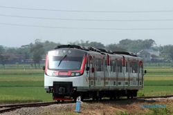 RAILBUS BATARA KRESNA : Tak Dapat Tiket Pulang, Penumpang Railbus Rela Pulang Naik Bus