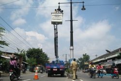 LAMPU PENERANGAN JALAN: DKP Karanganyar Tambah LPJU 