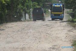 TRUK PASIR: Dilewati Truk Pasir, Jalan Watu Bonang – Pundungrejo Rusak Berat