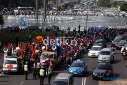 MAYDAY: Buruh  Penuhi Jalan di Depan Istana Merdeka
