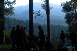 TNI LAKUKAN PENDAKIAN GUNUNG SALAK