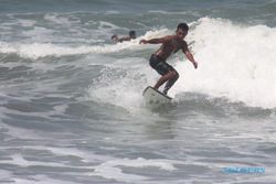 Menengok Aksi Surfer Pantai Parangtritis