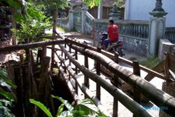 JEMBATAN AMBROL: Jembatan Gondangsari Ambrol, Aktivitas Warga Terganggu