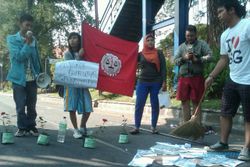   HARKITNAS: Mahasiswa UNS Demo Anti Korupsi