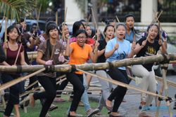 MENARI: Siapapun Boleh Menari