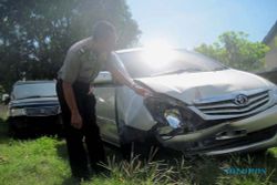 TABRAK POHON: Mobil Tabrak Pohon, Warga Solo Tewas di Sragen