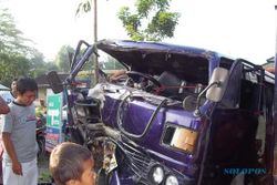  KECELAKAAN DI PENGGUNG:  Minibus Rombongan Pelayat Tabrak Pohon, 7 Luka