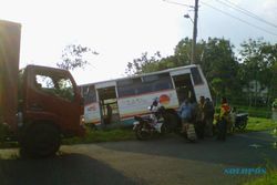 BUS NYUNGSEP: Hindari Sepeda Motor, Bus Nyungsep di Kebun Jagung