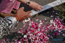 Tradisi Ziarah Anak Muda Memudar, Penjualan Bunga Tabur Anjlok