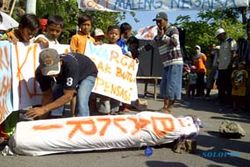 TOLAK PENGECEKAN: Korban Lumpur Lapindo Tutup Jalan Desa