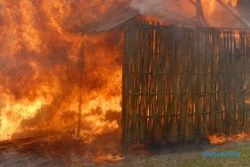  KEBAKARAN: Ditinggal Kerja, Rumah Warga Selogiri Dilalap Api