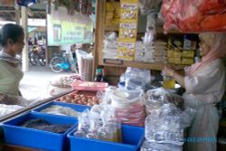 TURUN HARGA: Harga Minyak Goreng di Pasar Sukoharjo Turun