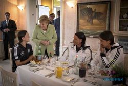 JERMAN VS YUNANI: Angela Merkel Jadi Jimat Jerman