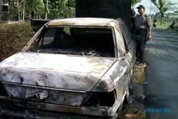  MOBIL TERBAKAR: Diduga Konslet, Mobil Mercy Terbakar