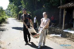 MAHASISWA ASING KKN DI JOGJA: Bryan Senang Kerja Bakti, Melissa Suka Bersalaman dengan Petani