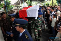 JENAZAH COPILOT FOKKER-27 TIBA DI RUMAH DUKA