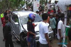 TABRAKAN BERUNTUN: Avanza Seruduk 11 Motor dan 3 Mobil di Bandung