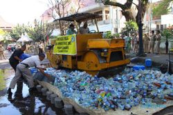 Ribuan Botol Miras Dimusnahkan di Halaman Balaikota