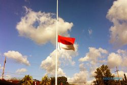  PROTES PEMERINTAH: Masyarakat Pulau Padang Kibarkan Bendera Setengah Tiang