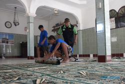 Masjid Dibersihkan, Anak-anak pun Dilibatkan