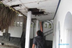 PEMANDIAN PENGGING: Pengunjung Padusan Keluhkan Buruknya Kondisi Fasilitas