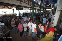 TIKET KA LEBARAN: Masyarakat Penuhi Stasiun Sejak Pukul 00.00 WIB