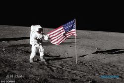 Bendera Amerika Tetap Berkibar di Bulan Setelah 4 Dekade
