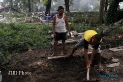 BONGKAR MAKAM: Ahli Waris Mulai Bongkar Makam di TPU Depok