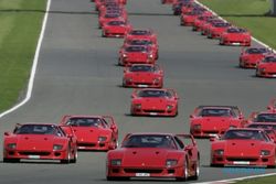 MOBIL LEGENDARIS: Ferrari F40 Merahkan Sirkuit Silverstone