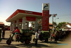 PEMBELIAN SOLAR:  Petani dan Pemilik Traktor Demo SPBU Manisrenggo
