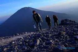 LONGSOR MERAPI : SAR Imbau Pendakian Merapi Ditunda