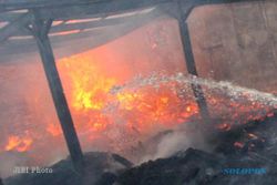 KEBAKARAN PABRIK: Mesin Pabrik Tripleks Terbakar