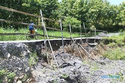 Jalan Ambles di Seloharjo Dibiarkan Terbengkalai