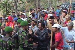 BENTROKAN: Puluhan Dalmas Diterjunkan Atasi Bentrok Warga dan TNI