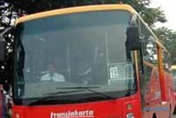 BUSWAY: Cegah Orang Nyebrang, Jalur Bus TransJ Dipagari