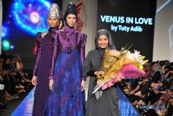 Tuty Adib Bawa Tenun Payakumbuh Sumatra Barat Ke Panggung London Fashion Week