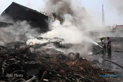 Warga Mengeluhkan Bau Menyengat Dari Sisa Kebakaran Gudang Karet Ban