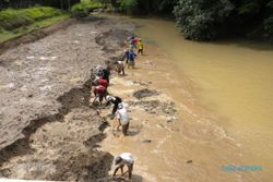Pengerukan Sedimentasi Anak-Anak Sungai Sisi Selatan Dilakukan Manual