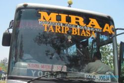 Ugal-Ugalan! Bus Mira Tabrak Truk Ayam di Madiun, 1 Orang Tewas