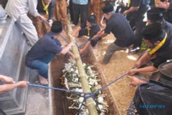 GUSTI HERU: Ribuan Pelayat Padati Pemakaman Gusti Heru