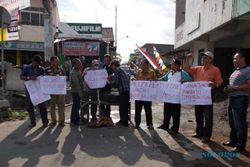 FLY OVER PALUR: Protes Dampak Pengalihan Jalur, Warga Ngringo Blokir Jalan Kampung