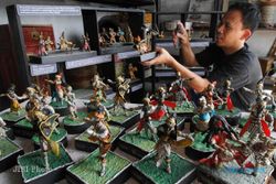 MINIATUR WAYANG ORANG DARI KERTAS KORAN BEKAS